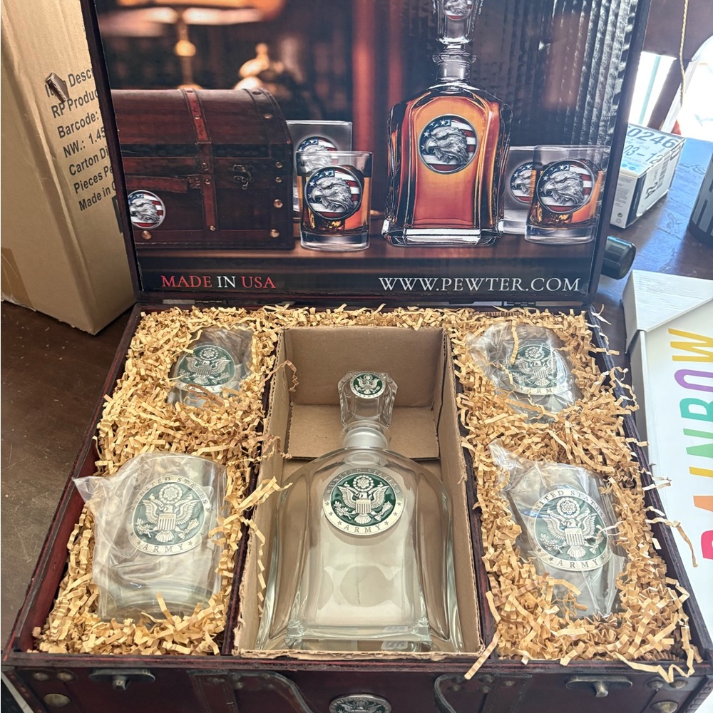 Elegant US ARMY Decanter Set with Glasses comes in chest